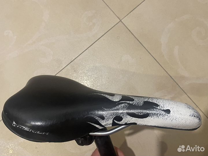 Седло и подседельный штырь на велосипед