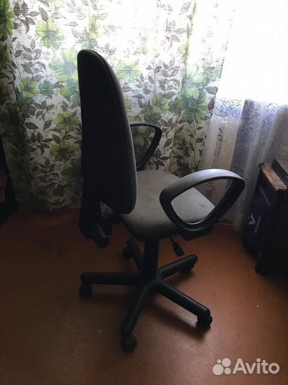 Офисный стол угловой с вертикальным шкафом кресло