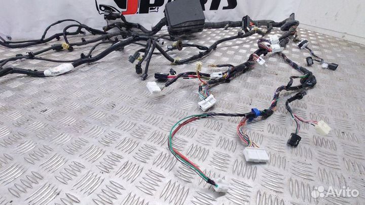 Блок предохранителей подкапотный Mitsubishi Outlan