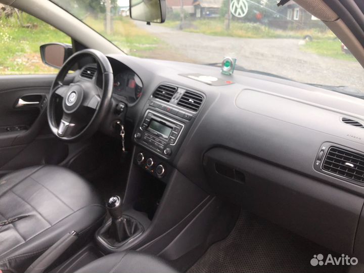 Volkswagen Polo 1.6 МТ, 2012, битый, 221 000 км