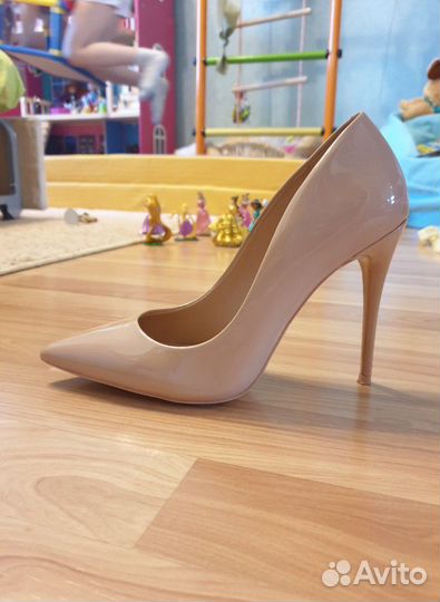 Бежевые лаковые туфли Aldo