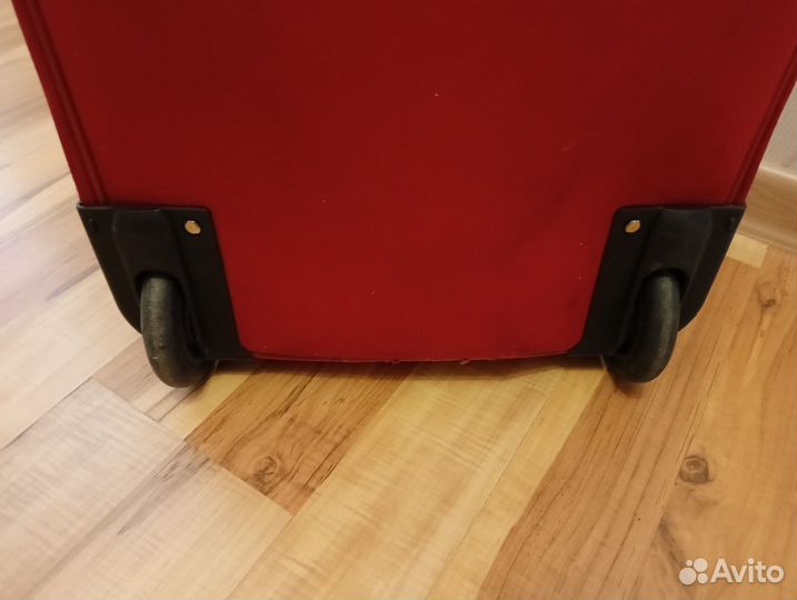 Чемодан красный