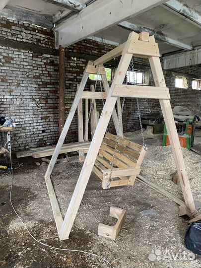 Садовая качеля деревянная