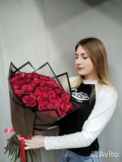 Букет из 51 высокой красной розы