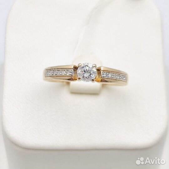 Кольцо с бриллиантом