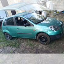 Ford Fiesta 1.4 AMT, 2007, битый, 166 000 км, с пробегом, цена 250 000 руб.