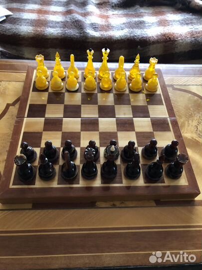 Шахматы из янтаря