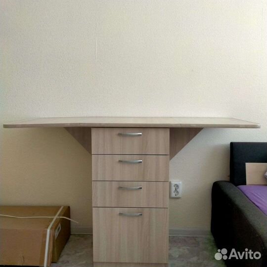 Шкаф и стол