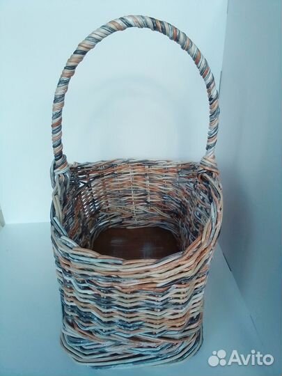 Корзина плетеная из бумажной лозы