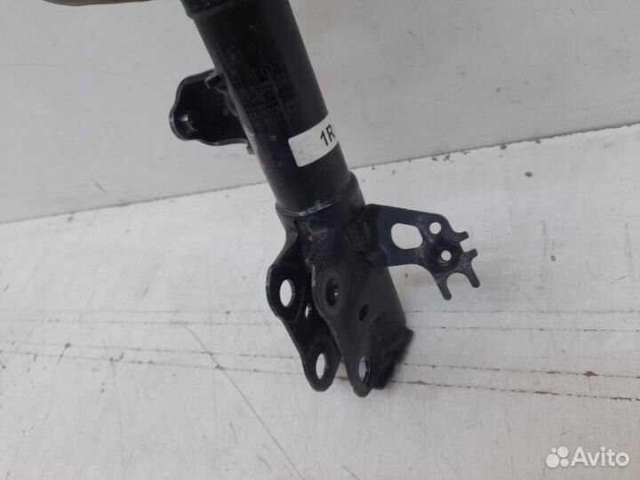 Амортизатор передний правый Toyota Camry 70