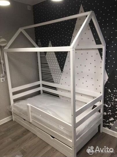 Кроватка домик для малыша из натурального дерева в