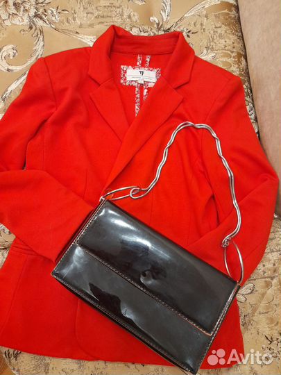 Черная лаковая сумка