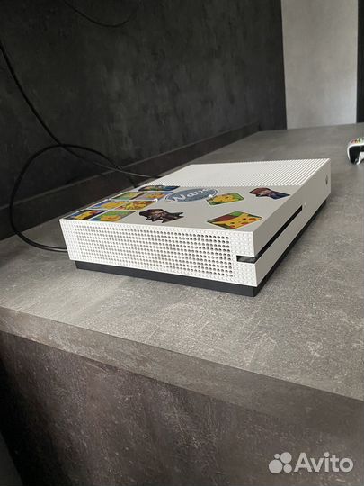 Xbox one s 512гб+2 геймпада