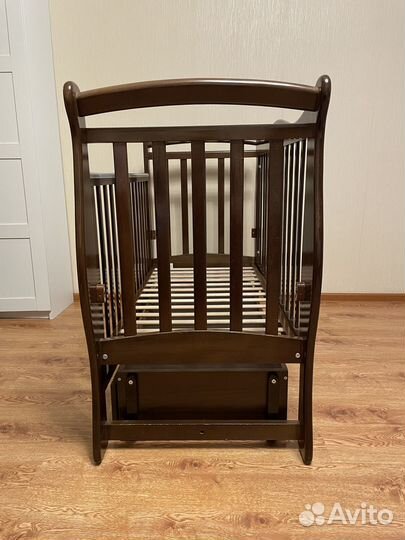 Детская кроватка с маятником