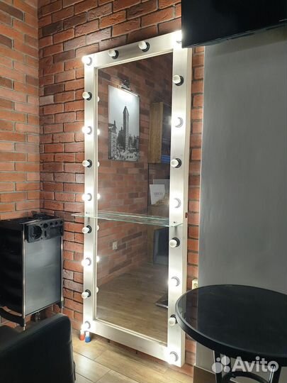 Деревянное зеркало с лампочками