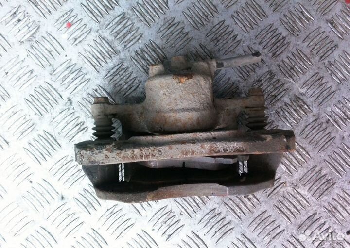 Суппорт передний правый на Митсубиси Галант