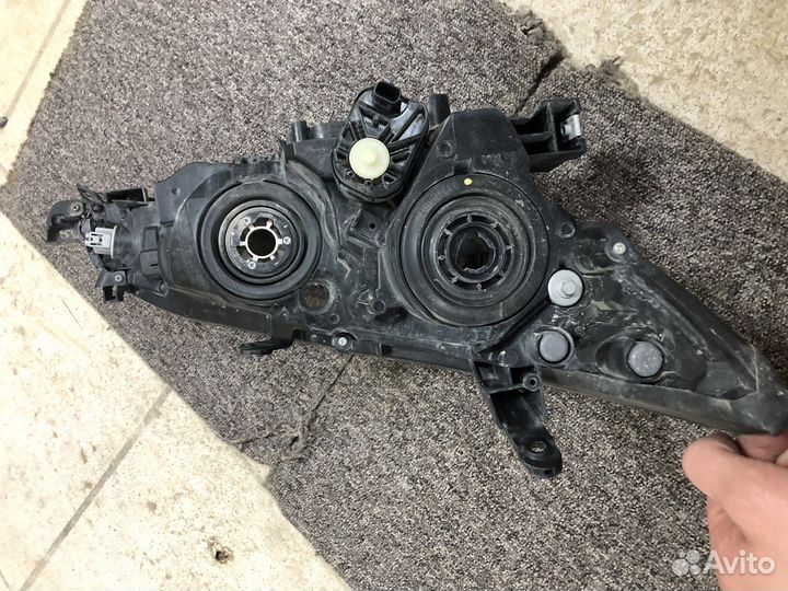 Передняя левая фара тойота Wish