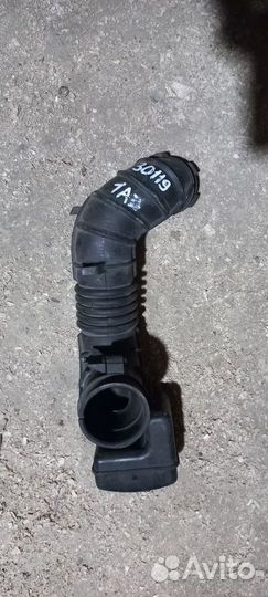 Патрубок воздушного фильтра Toyota Avensis