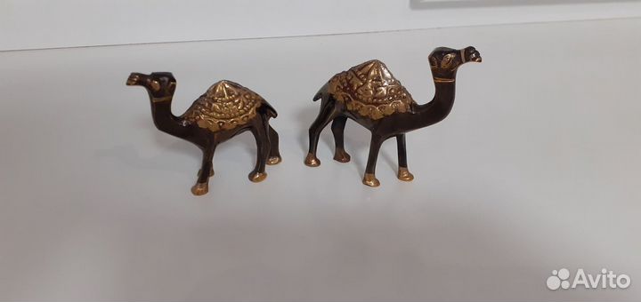Статуэтки верблюда из металла