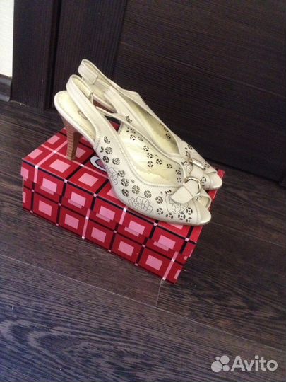 Босоножки новые, натуральная кожа, р. 39