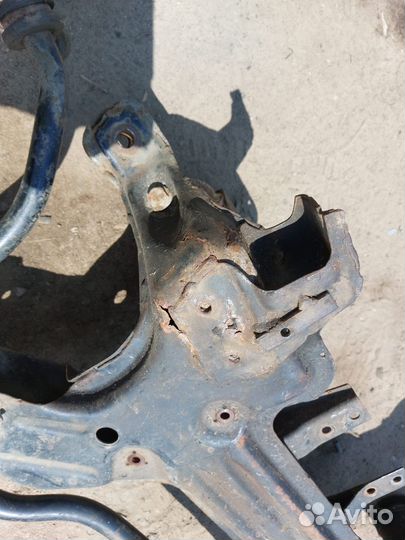 Подрамник передний балка Volkswagen Passat B3