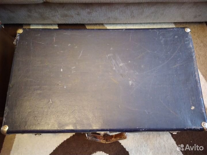 Старинные большие чемоданы с этикеткой