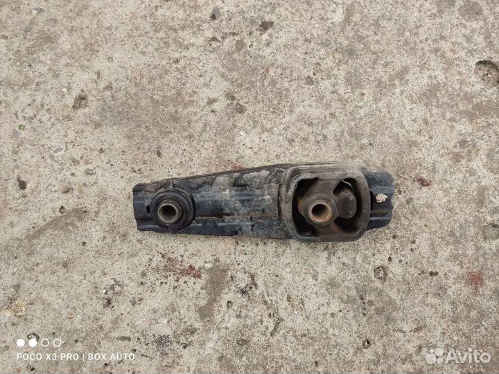 Задняя нижняя опора двигателя Пежо 207