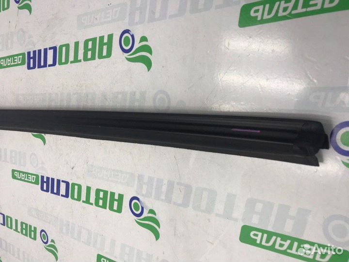 Уплотнитель стекла двери передний правый Mazda 3Bp