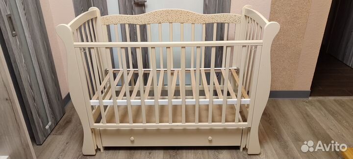 Кровать детская с маятником