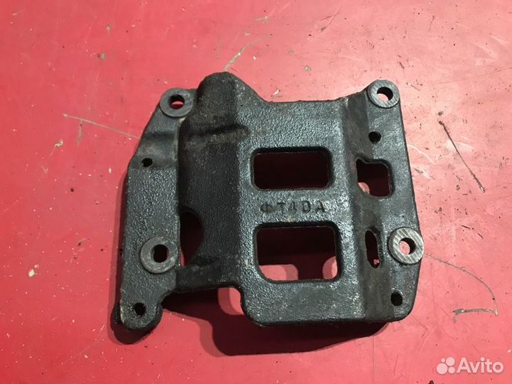 Кронштейн компрессора кондиционера Toyota Avensis