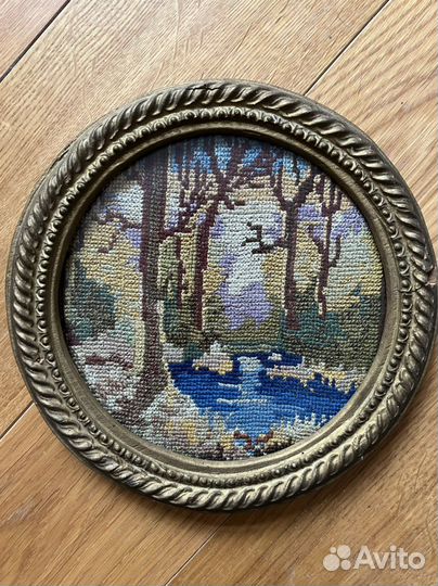 Антикварная вышивка в рамке