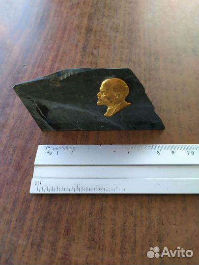 Барельеф Ленина на камне