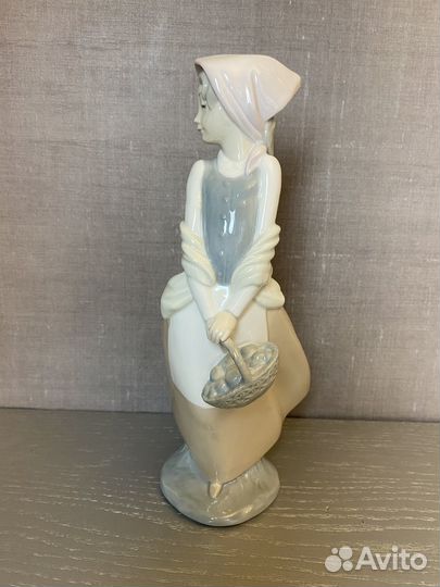 Статуэтка Девочка с корзиной яблок NAO by Lladro