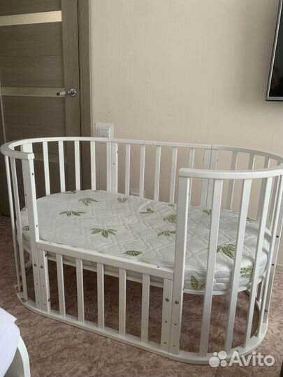 Детская кроватка с маятником