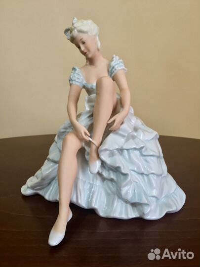 Балерина, завязывающая пуанту. schaubach kunst