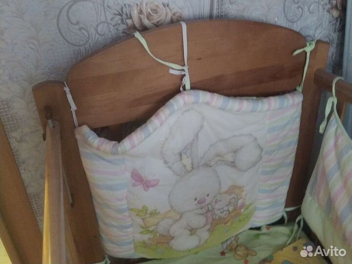 Детская кроватка с маятником