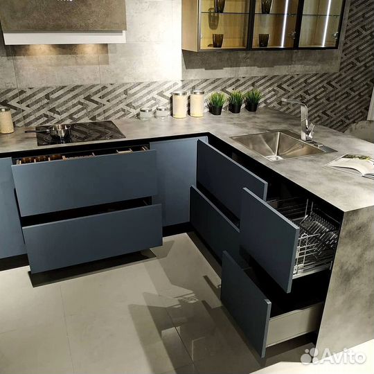Кухонный гарнитур в современном стиле на заказ