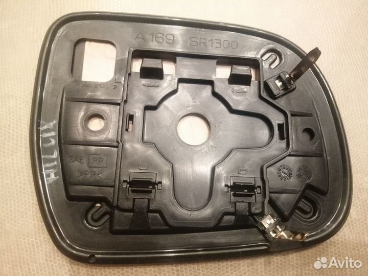 Зеркальный элемент левый Toyota Hilux 2010