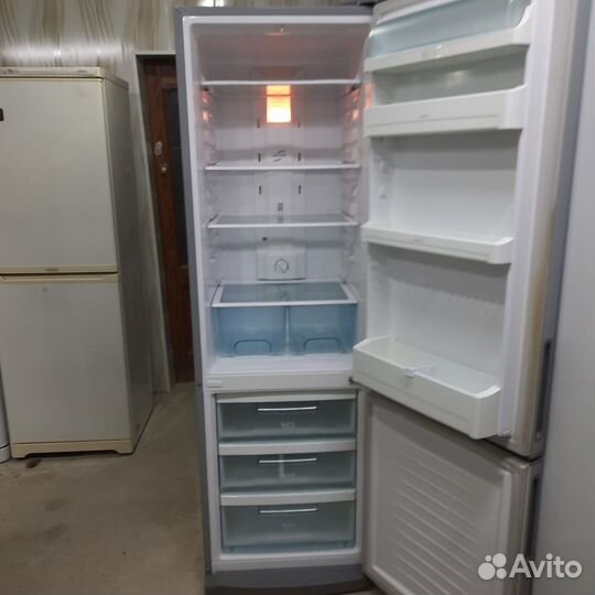 Холодильник серебристый системой no frost с достав