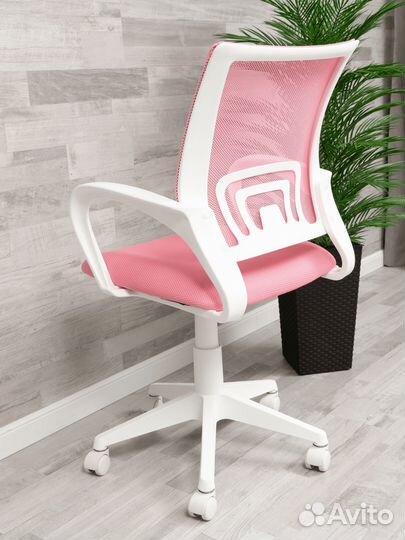 Розовое кресло сетчатое