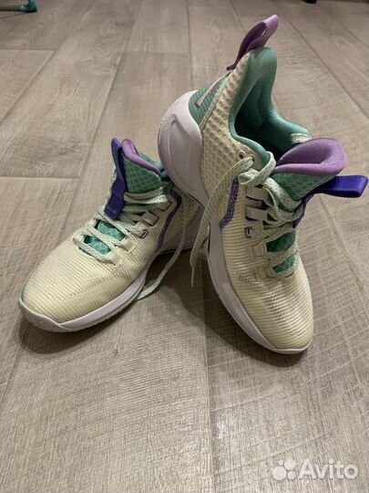 Продам баскетбольные кроссовки