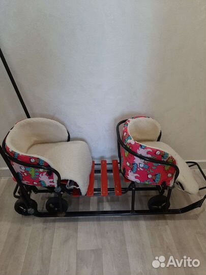 Санки для двойни, погодок