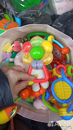 Ракета детскими игрушками для малышей до 1 года