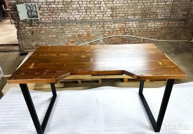 Компьютерный стол из массива
