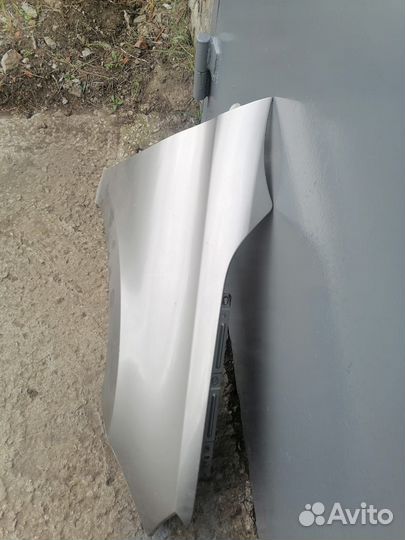 Продаю крыло правое переднее крыло на гранту фл