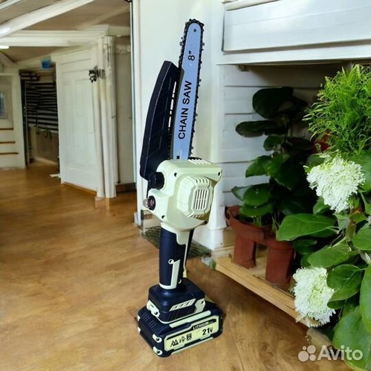 Аккумуляторная цепная пила / сучкорез