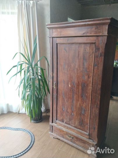 Антикварный платяной шкаф