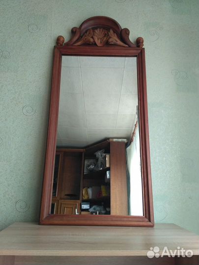 Зеркало настенное в резной деревянной раме