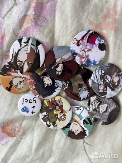 Значки, брелок и повязка аниме