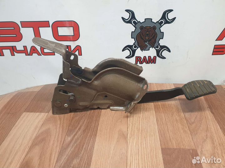 Педаль тормоза Renault Sandero Stepway 2